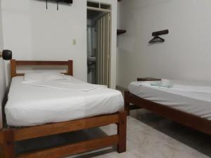 En eller flere senge i et værelse på HOTEL LA QUINTA