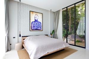 Un pat sau paturi într-o cameră la Luxury Sea and Sunset View 4BR 4BA Pool Villa