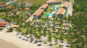 una vista aerea di un resort sulla spiaggia di Carneiros Beach Resort a Tamandaré