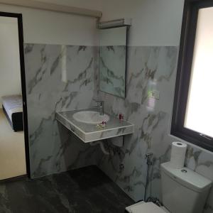 łazienka z umywalką i toaletą w obiekcie Sunrise Beach Resort w mieście Ko Chang