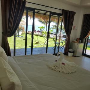 A bed or beds in a room at Sunrise Beach Resort