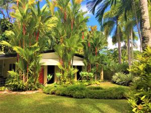 un edificio con palmeras delante en Aquatica - Luxe Holiday Home en Palm Cove