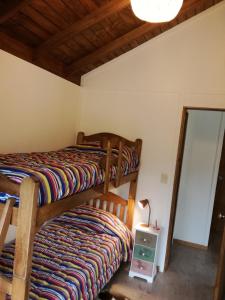 מיטה או מיטות קומותיים בחדר ב-Bramasole Serrano