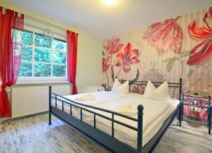 ZirchowにあるFerienhaus Zirchow 2の花柄の壁紙を用いたベッドルーム1室