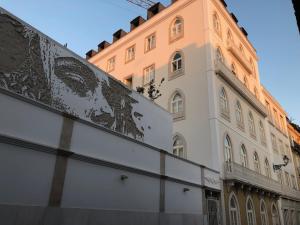 un edificio con un reloj al costado. en Mouraria Best Apto, en Lisboa