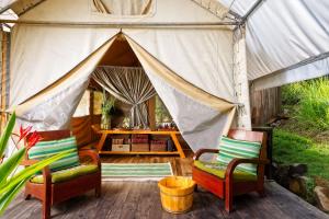 Lien Son的住宿－叻帳篷營地旅館，帐篷配有两把椅子和一张桌子