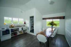 Mahaanui Quarters Farmstay的厨房或小厨房