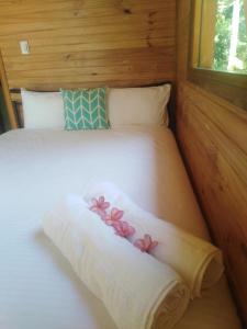 A bed or beds in a room at Mango Cottage