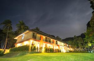 Сад в Tonsai Bay Resort