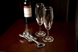 três copos de vinho vazios numa mesa com uma garrafa de vinho em Hotel Villa Fontaine Grand Tokyo-Roppongi em Tóquio