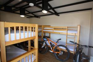 2 biciclette parcheggiate in una stanza con 2 letti a castello di The White Horse Inn Bunkhouse a Threlkeld