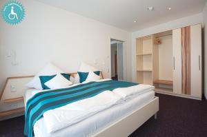 Postel nebo postele na pokoji v ubytování Lichtblick Hotel Garni + 21 fotografií