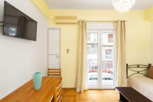 salon z łóżkiem i telewizorem w obiekcie Athens Home 2 w Atenach