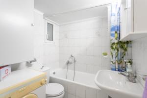 biała łazienka z toaletą i umywalką w obiekcie Athens Home 2 w Atenach +20 zdjęć