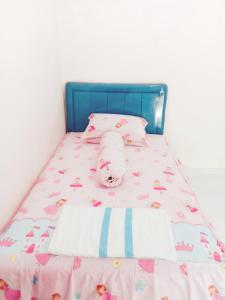 Katil atau katil-katil dalam bilik di Tata Homestay Family