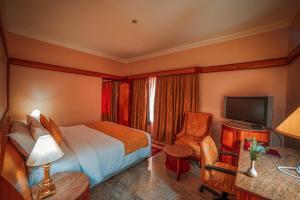 TV a/nebo společenská místnost v ubytování Raj Park Hotel Chennai