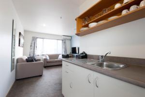 Kuchyň nebo kuchyňský kout v ubytování Riccarton Motor Lodge