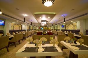 Un restaurante o sitio para comer en Raj Park Hotel Chennai