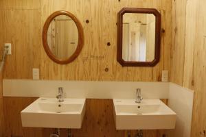 A bathroom at Hostel Fish in a River
