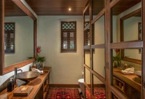 a bathroom with a sink and a mirror at Jeeva Saba Bali in Saba