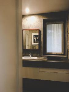 baño con lavabo y ventana en Casa da Cresso, en Amares
