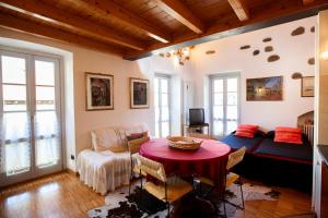 - un salon avec une table et un canapé dans l'établissement Antica Molina, à Faggeto Lario 