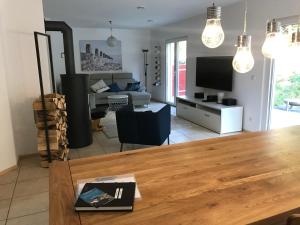 ein Wohnzimmer mit einem Tisch und einem TV in der Unterkunft Schluchseehuus in Schluchsee