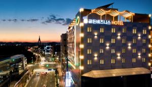チンジュにあるGolden Business Hotelの建物の側面に看板があるホテル