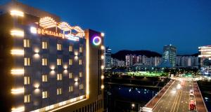 Gallery image of Golden Business Hotel in Jinju