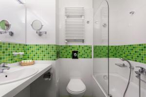 y baño con aseo, lavabo y ducha. en Spa Resort Sanssouci en Karlovy Vary