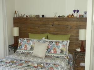 - une chambre avec un lit avec des oreillers et 2 lampes dans l'établissement Cedarview Bed & Breakfast, à Beechmont