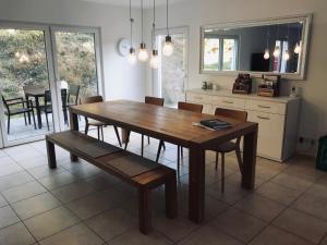 Schluchseehuus في سشلوشسي: غرفة طعام مع طاولة وكراسي خشبية
