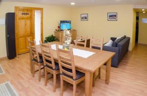 Un comedor con mesa y sillas de madera. en Casa Taragaña, en Beceite