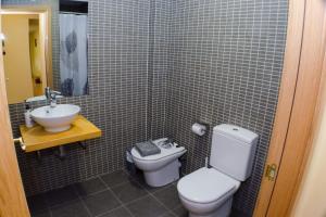 un baño con inodoro y lavabo en Casa Taragaña, en Beceite 20 fotos más