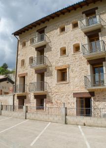 Un gran edificio de piedra con balcones. en Casa Taragaña, en Beceite