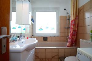 Un baño de ProFair Private Apartments & Rooms near Messe - room agency