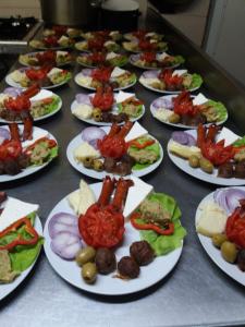 哈採格的住宿－Vila Belvedere，桌上的一束食物