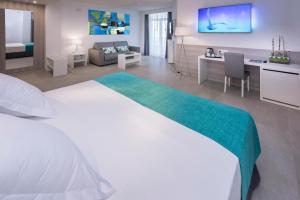 A bed or beds in a room at Hotel Olympus Palace