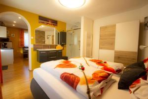 Postel nebo postele na pokoji v ubytování Appartement Sonnblick Kuschelsuite in den Bergen