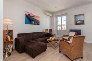 - un salon avec un canapé, des chaises et une table dans l'établissement Le Sky - 3-bedroom apartment, à Nice