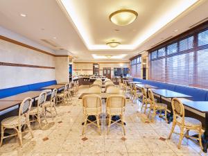 una fila di tavoli e sedie in un ristorante di HOTEL MYSTAYS Maihama a Urayasu