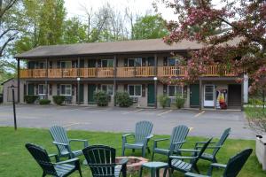 a group of chairs in front of a building at Kancamagus Lodge in Lincoln