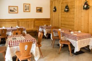 Reštaurácia alebo iné gastronomické zariadenie v ubytovaní Résidence Château Royal