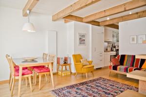 cocina y sala de estar con mesa y sillas en Apartment Nussbaum - GRIWA RENT AG, en Grindelwald