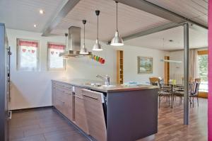 eine Küche mit einer Theke und einem Esszimmer in der Unterkunft Apartment Männlichenblick - GRIWA RENT AG in Grindelwald