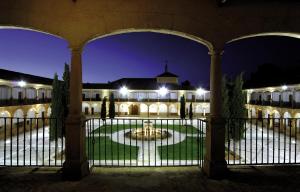 an entrance to a building with a courtyard at night at La Casona del Abuelo Parra in Villanueva de los Infantes