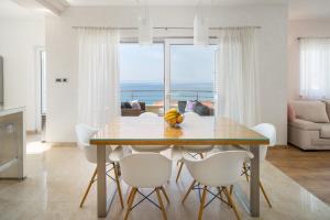 een keuken en eetkamer met een tafel en stoelen bij Apartment Toma in Podstrana