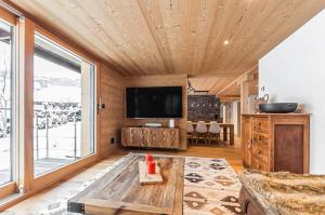 TV a/nebo společenská místnost v ubytování Chic Alpine Apartment for 5 - Perfect for skiers