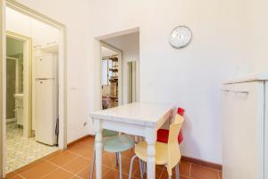 uma cozinha e sala de jantar com mesa e cadeiras em Torre dell'Orologio Apartment em Pádua