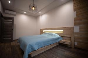 Una cama o camas en una habitación de Apartment on Krakivska 34